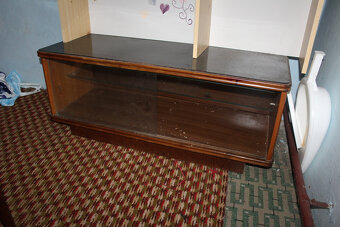 šicí stroj,skrina, knihovnička,sedačka. - 18