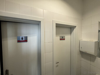 Prenájom rožného prízemného obchodného priestoru 241 m2 na p - 18