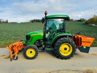 Komunální traktor JOHN DEERE 4720. - 18