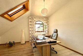 Exkluzívne bývanie na troch poschodiach s veľkou záhradou a  - 18