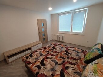 1-izbový zrekonštruovaný, plne zariadený byt s balkónom - 18