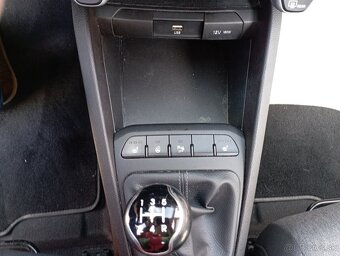 Kia Stonic 1,2i  62kW, M6 r.2021 - 18