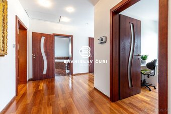 6 IZB. DOM NA PEREŠI S JAZIERKOM A NÁDHERNOU ZÁHRADOU - 18