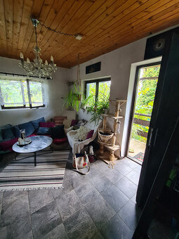 Záhrada s murovanou chatou s nádherným výhľadom - 18