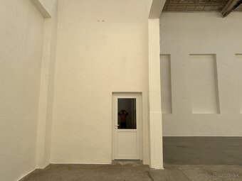 Skladové priestory v oplotenom areáli s vrátnikom - 18