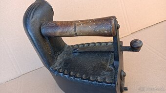 Stará orig. atypická žehlička s komínem, zdobená, pekná - 18