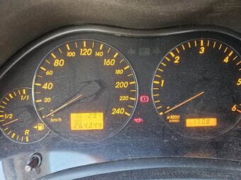 Toyota Avensis T25 2.0 85 kW - 18