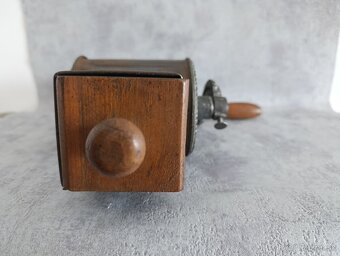 Velmi starý (cca 110-115let) krásný zdobený mlyncek na strou - 18