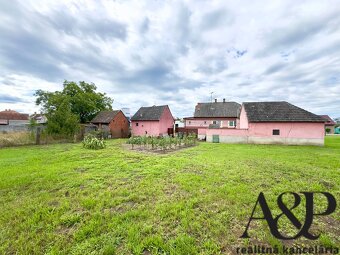 RODINNÝ DOM S GARÁŽOU, LETNOU KUCHYŇOU A POZEMKOM 1130M2, SE - 18