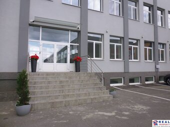 MASARYKOVA: VOĽNÉ NEBYTOVÉ priestory s UMÝVADLOM cca 23 m2 - - 18