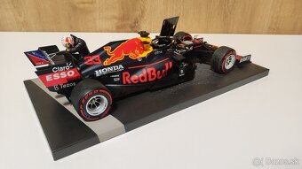 Max Verstappen 1:18 s figurkou - prvy titul Abu Dhabi 2021 - 18