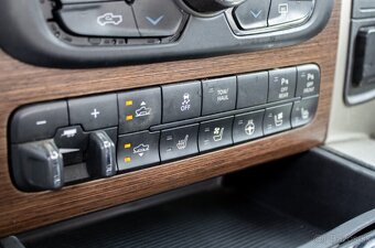 Dodge RAM 1500 / 4x4 / LARAMIE / 295kW / AT8 - 18