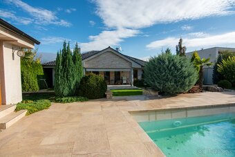 ZNÍŽENÁ CENA Nádherný rodinný dom s nádychom luxusu - 18