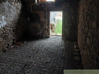 Kamenný domček pri Detve – rozpracovaná chalupa s veľkým p - 18