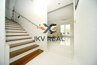 Rodinná oáza pokoja a luxusu – veľkorysý 6-izbový dom s altá - 18