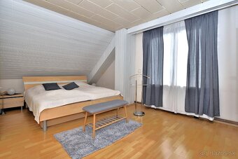 Rodinný dom s dvoma bytmi, 2 garáže, záhrada, bazén, DS - 18