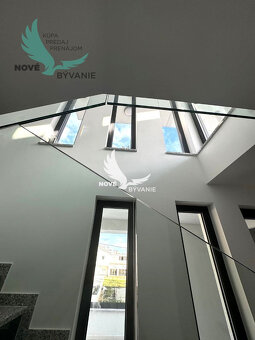 Luxusná novostavba vila s bazénom blízko mora a výhľadom na  - 18