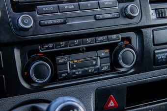 Volkswagen Caravelle 2.0 TDI LR Comfortline / 9 MIEST - 18