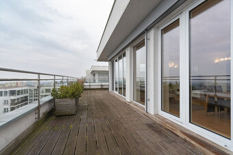 LUXUSNÝ 4 IZB BYT (Penthouse) s TERASOU s VÝHĽADOM na MESTO - 18