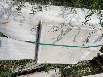 Predám betónové plotové platne a stĺpy - 18