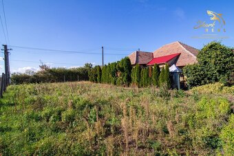 Na predaj 6-izbový rodinný dom s veľkým pozemkom v Komjatici - 18