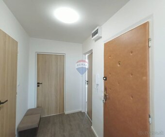 REZERVOVANÉ 2 izbový zrekonštruovaný byt s 2 balkónmi na sko - 18