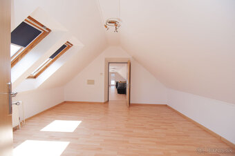 Predaj 7-izb. dom s bazénom na pozemku 561m2, Malé Leváre - 18