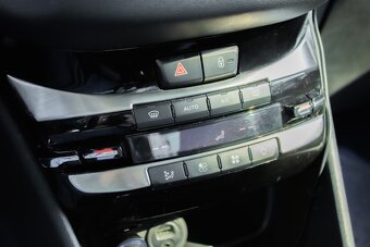 Peugeot 208 1.2i 60kW, M5 - 18