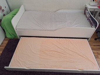 Posteľ s výsuvným lôžkom 90x200+komoda konik+ružová stolička - 18