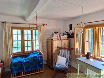 Tradičná zrekonštruovaná drevenica na okraji obce Nesluša. - 18