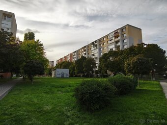 Slnečný 3-izbový byt s loggiou v centre Senca - 18