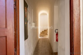 PREDAJ: Historický hostinec pod Muránskym Hradom, 1102 m2, M - 18