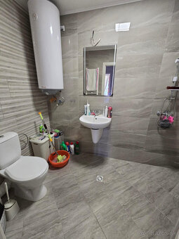 EXKLUZÍVNE Priestranný a zariadený 2-izbový apartmán v rez - 18