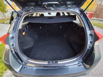 Predám toyoru Auris hybrid Touring sport - 18