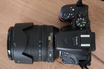 Nikon D5600 - wifi BT - dotyk. displej AF VR objektiv 18-105 - 18