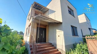 NEPREHLIADNITE Na predaj 4 izbový rodinný dom v tichej čast - 18