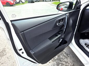 TOYOTA  AURIS 1.6 i 97KW MT 6 r.v. 2018 EXECUTIVE - 18