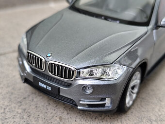 BMW X5 1:24 --------- 19 cm dĺžka ------- NOVÝ, KOVOVÝ MODEL - 18