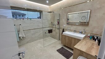 Luxusný 4 izb RD s garážou, pivnicou a bazénom na 982 pozemk - 18