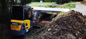 Výkop, úprava terénu, prípojky, prevoz materiálu. - 18