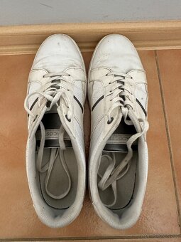 Športová obuv a dámsky kabát - 18