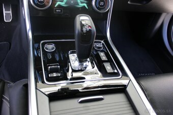 Jaguar XE 2.0D I4 R-Dyn SE AWD AT - 18