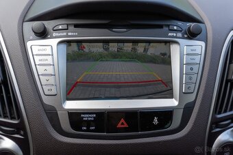 Hyundai ix35 2.0 CRDi VGT Premium 4x4 A/T Strieborná - 18