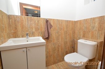 EXKLUZÍVNE - Predaj priestranného RD v starej časti Rajky - 18