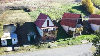 Murovaná chata s elektrinou a úžitkovou vodou na okraji obce - 18