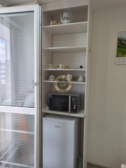 PREDAJ: 2 izb. byt 41 m2 + loggia kompletná rekonštrukcia - 18