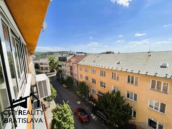 Výnimočný 3-izbový byt s veľkou presklenou terasou v srdci P - 18