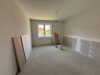 Rodinný dom s krásnym slnečným pozemkom o výmere 950 m2 v Bá - 18