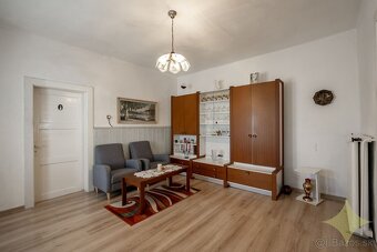 Zaujímavý, čiastočne zrekonštruovaný, rodinný dom v obci Buš - 18