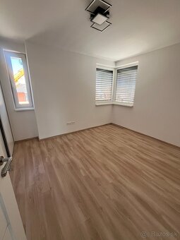 3 izb. byt s vlastným pozemkom + 2 parkovacie miesta - 18